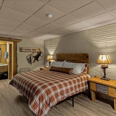 Stonegate Lodge King Bed Wifi 50In Roku Tv Salt Water Pool Room #102 ยูเรกาสปริงส์ ภายนอก รูปภาพ