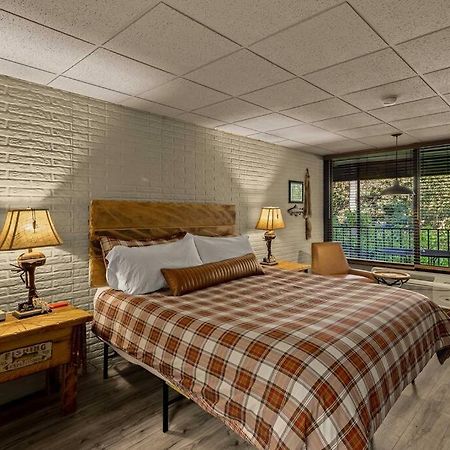 Stonegate Lodge King Bed Wifi 50In Roku Tv Salt Water Pool Room #102 ยูเรกาสปริงส์ ภายนอก รูปภาพ