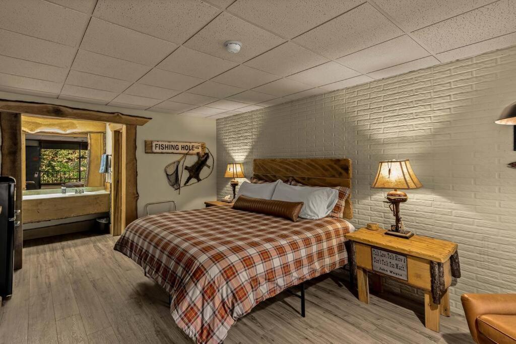 Stonegate Lodge King Bed Wifi 50In Roku Tv Salt Water Pool Room #102 ยูเรกาสปริงส์ ภายนอก รูปภาพ