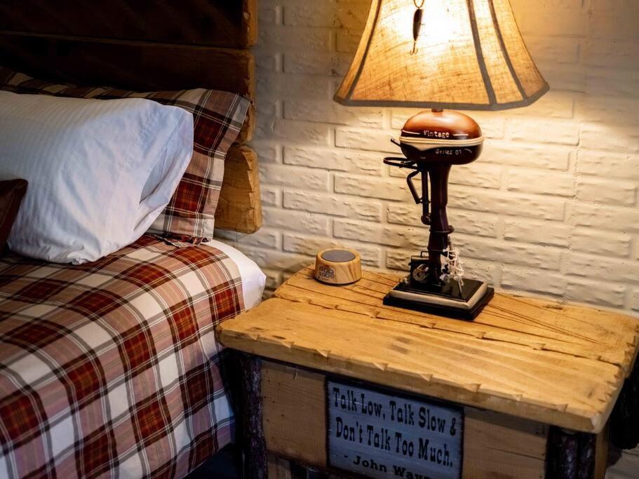 Stonegate Lodge King Bed Wifi 50In Roku Tv Salt Water Pool Room #102 ยูเรกาสปริงส์ ภายนอก รูปภาพ