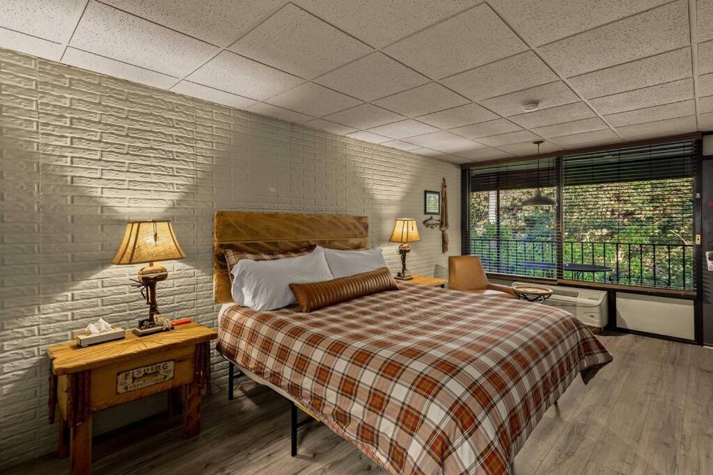 Stonegate Lodge King Bed Wifi 50In Roku Tv Salt Water Pool Room #102 ยูเรกาสปริงส์ ภายนอก รูปภาพ